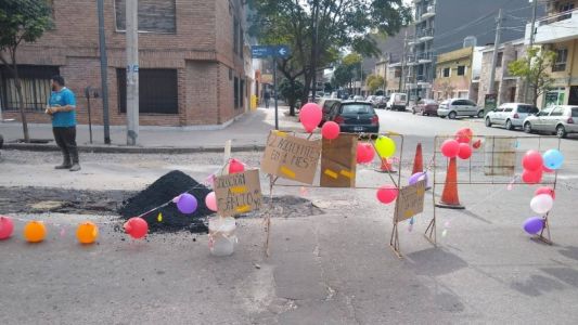 Puso globos de cumpleaños para señalizar un bache