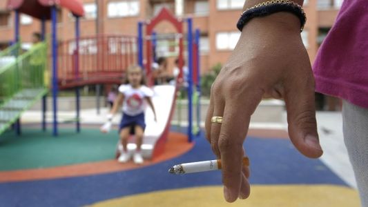 Multas de 30 mil pesos para los que fumen en los patios de juego de las plazas porteñas