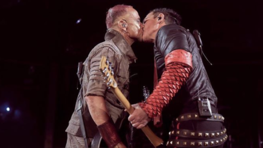 Miembros de Rammstein se besan en concierto en Rusia para protestar