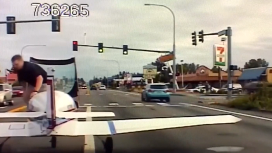 Espectacular aterrizaje de una avioneta en una ruta