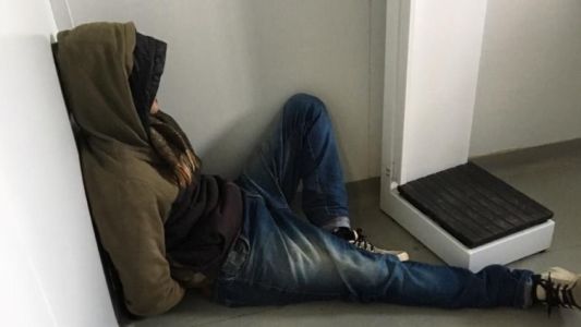 Le dolía el oído, fue al hospital y le quiso robar la computadora a la médica