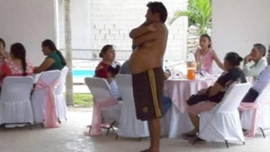 La historia detrás del meme del momento: el hombre sin remera que aparece en una fiesta de casamiento