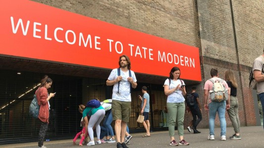 Un adolescente lanzó a un niño desde piso 10 de la Tate Modern