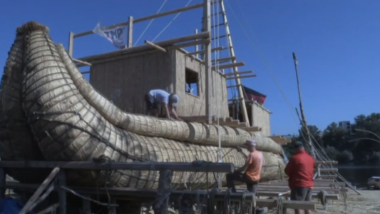 Intentan cruzar el Mediterráneo como los antiguos egipcios