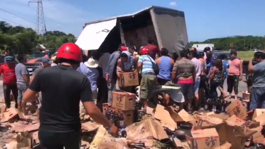 Vuelca camión con cervezas y vecinos saquean la carga