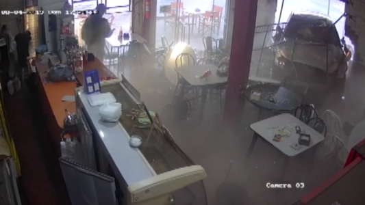 Pierde el control y termina con su Audi dentro de un local