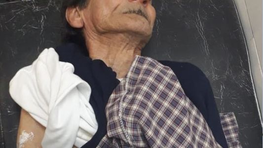 Un hombre de 82 años se quebró cuando el colectivo frenó de golpe: denuncian que el chofer lo dejó solo