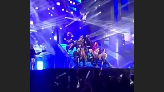 El momento en que una acróbata cae al vacío durante un espectáculo