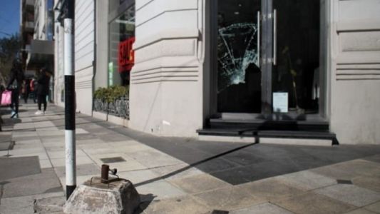 Robo piraña primero, robo con sombrilla después en un local de ropa