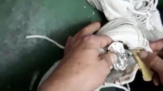 Intentó pasar cocaína y marihuana en unas zapatillas para su hijo, preso en Florencio Varela