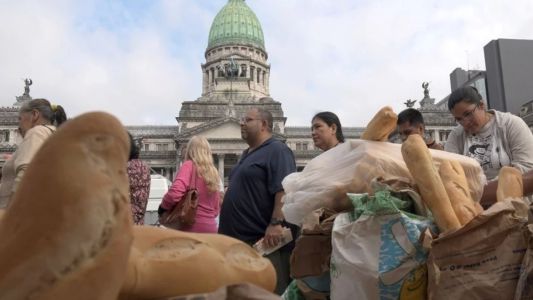 El kilo de pan a 35 pesos durante el "panazo" en el Congreso