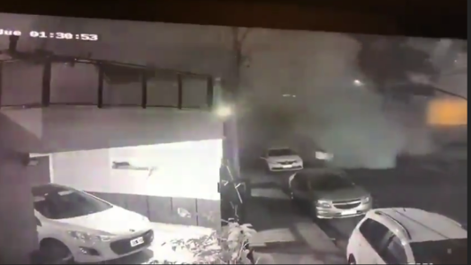 El momento del derrumbe de un edificio en construcción