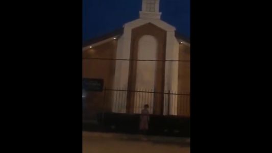 Pánico en City Bell: el fantasma de una nena que baila en la puerta de una capilla