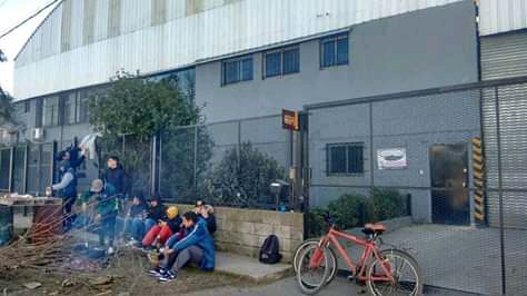 Cerró una fábrica de baterías en Burzaco: reclaman indemnizaciones