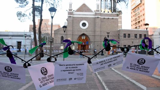 A un año de la votación del aborto en el Senado: Intervinieron con perchas la Catedral de Neuquén