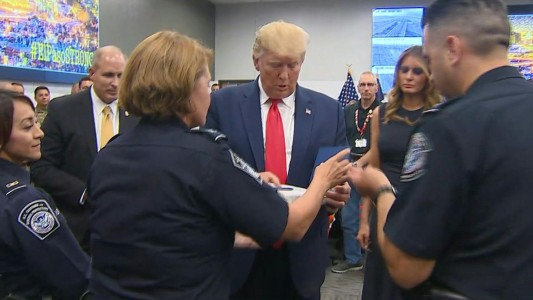 Trump visitó las ciudades golpeadas por los tiroteos
