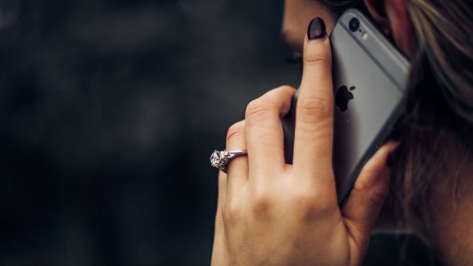 Sufrió quemaduras por una descarga eléctrica que pasó del cargador de su celular al collar que llevaba puesto