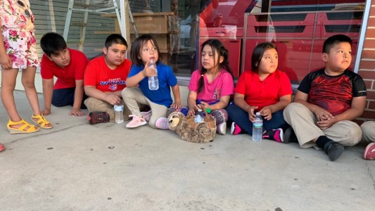 Niños latinos dependen de vecinos tras la redada a cientos de inmigrantes en Mississippi