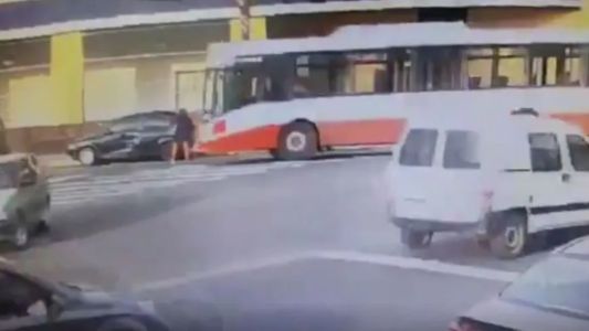 Un colectivero atropelló y mató a una mujer que cruzaba la calle en Pompeya