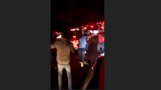 En medio de un embotellamiento en la autopista arman una fiesta