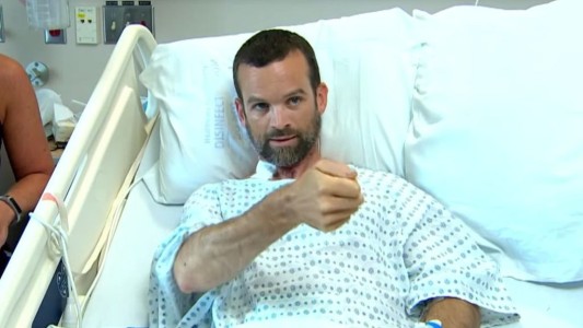 La odisea del hombre que fue atacado por un oso, se defendió con una navaja y escapó en bicicleta