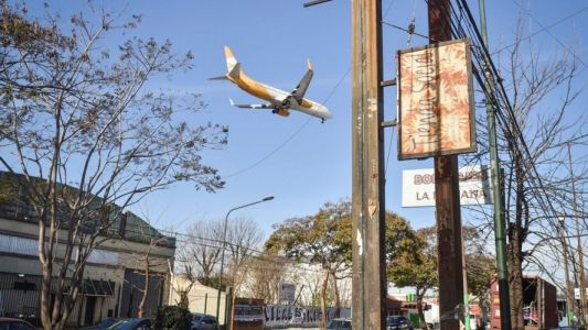 Deberán suspender los vuelos nocturnos en El Palomar para que puedan descansar los vecinos