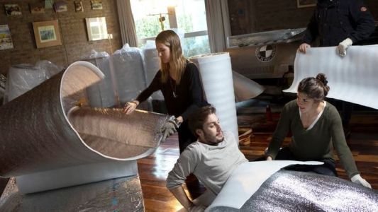 Un grupo de amigos fabrica bolsas de dormir para la gente que vive en la calle