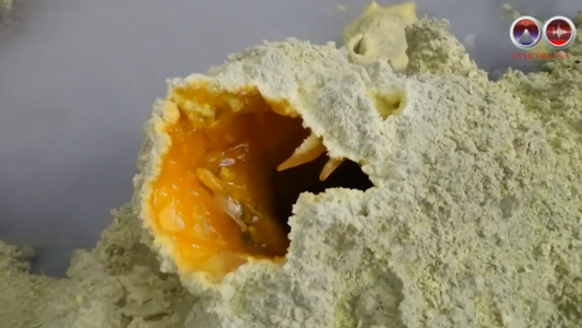 Columnas de azufre en un volcán