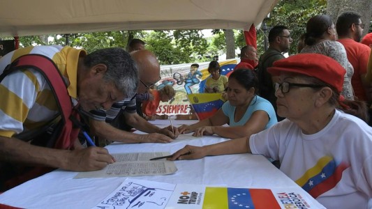 Venezolanos recolectan firmas para protestar ante ONU por sanciones de EEUU
