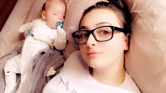 "Oliver es tan valiente": su bebé sufrió una infección de garganta y perdió las manos y las piernas