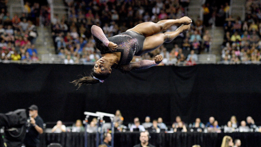 Simone Biles desafía la gravedad con un triple doble mortal