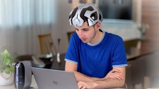 Crearon un casco eléctrico que reduce el déficit de atención con descargas