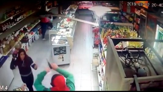 Bahía Blanca: dos chicas se enfrentaron a motochorros en un local