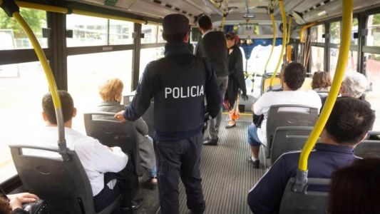 Subió al colectivo y apuñaló a su pareja