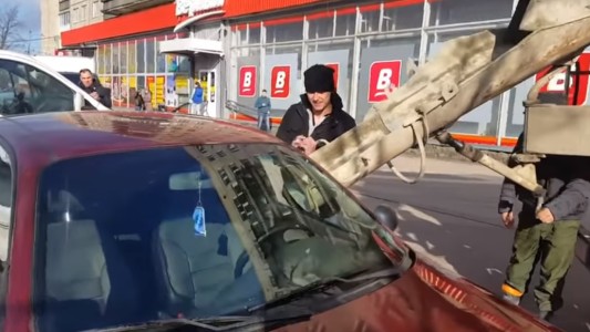 Video: llenó de cemento el auto de su mujer tras acusarla de infiel