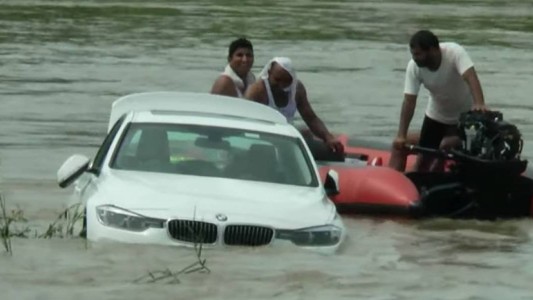Video: le regalaron un BMW, pero lo tiró al agua porque quería un Jaguar