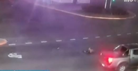 Video: una mujer cruzó mal la 9 de Julio y fue arrollada por una moto