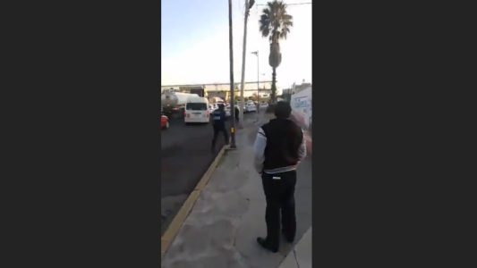 Un hombre mira tranquilamente un tiroteo y causa sensación en redes