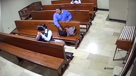 Robó un celular en una iglesia y antes de salir se persignó