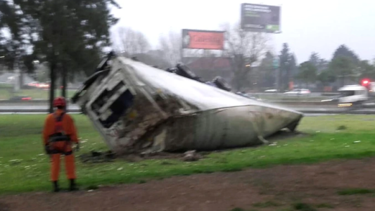 Por la lluvia, volcó un camión en la General Paz