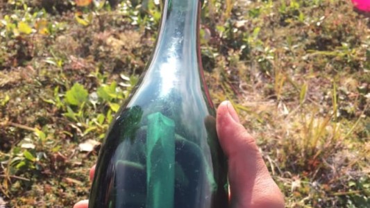 Mensaje del pasado: encontró una botella con un escrito de hace 50 años