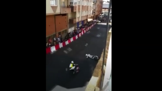 Tremendo accidente: atropellan a un piloto tras caer al suelo