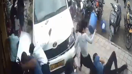 El momento en que auto sin control atropella siete peatones