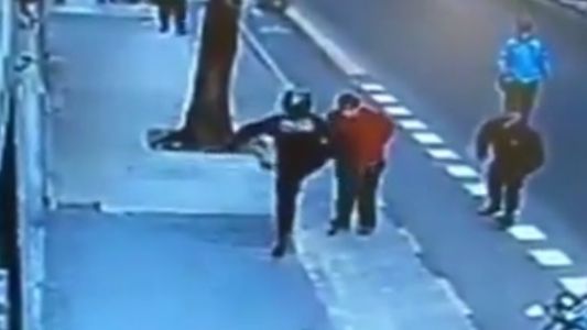 Policía le pegó una patada a un hombre y murió: "No había motivo para actuar de esa forma"