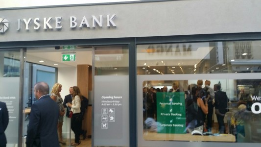 Banco en Dinamarca pagará a millonarios intereses negativos por sus depósitos