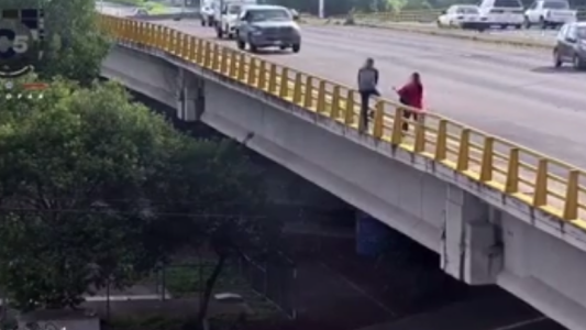 El momento en que una mujer evita que un joven se arroje al vacío