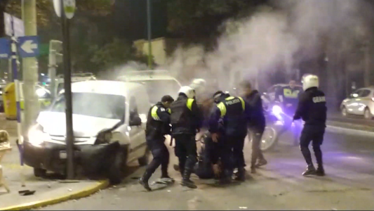 Escapó de un control, lo persiguieron a los tiros y chocó contra un poste