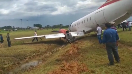 Avión se sale de la pista en medio de una tormenta