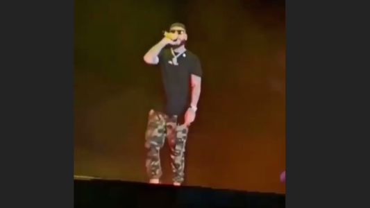 El reguetonero Farruko pierde el peluquín en un concierto