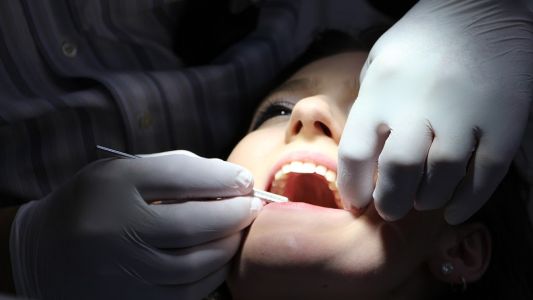 La Universidad de La Plata realiza implantes dentales gratis y en 45 minutos
